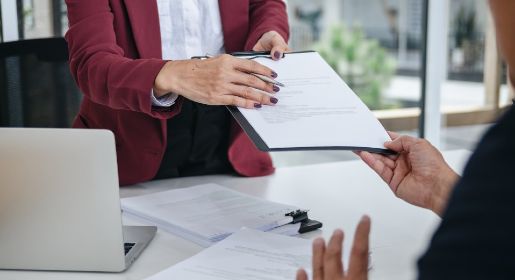 Cesja wierzytelności - co to jest i jakie ma znaczenie przy sankcji kredytu darmowego?